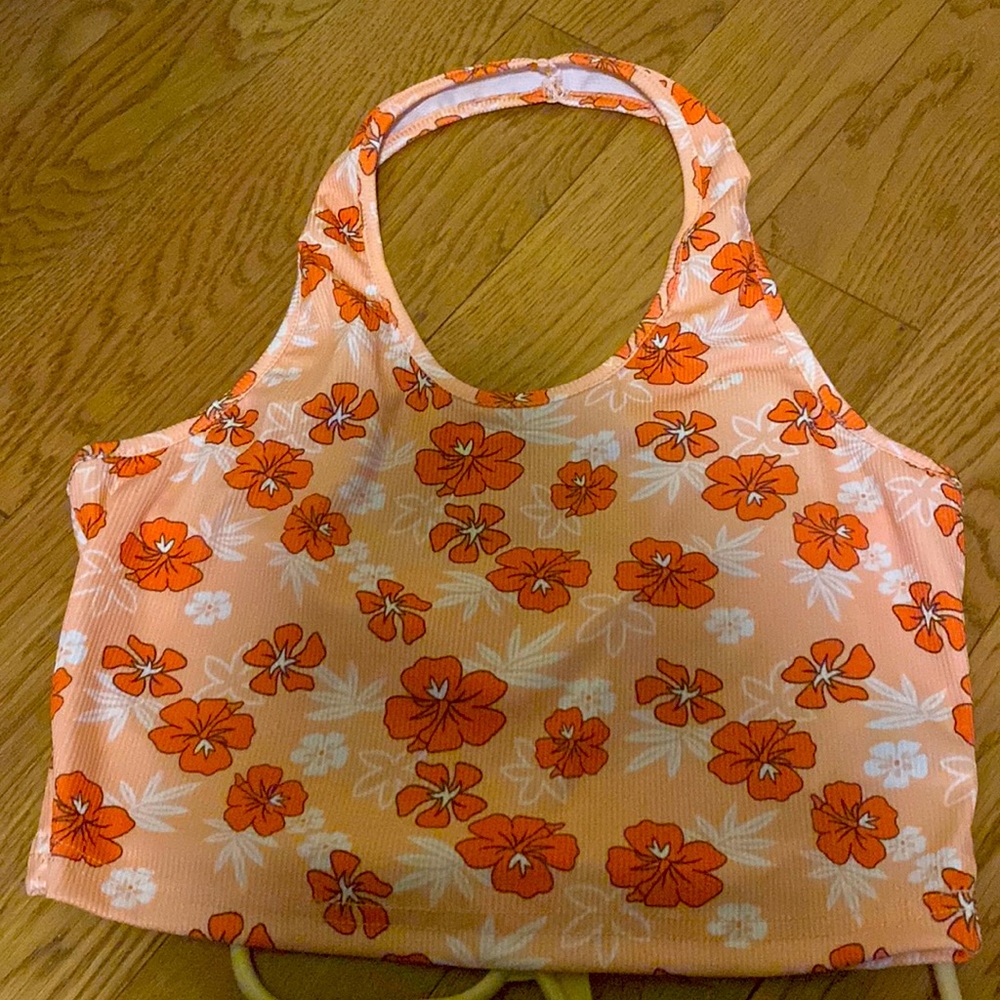 Cute never worn she in cropped Hawaiian flower top